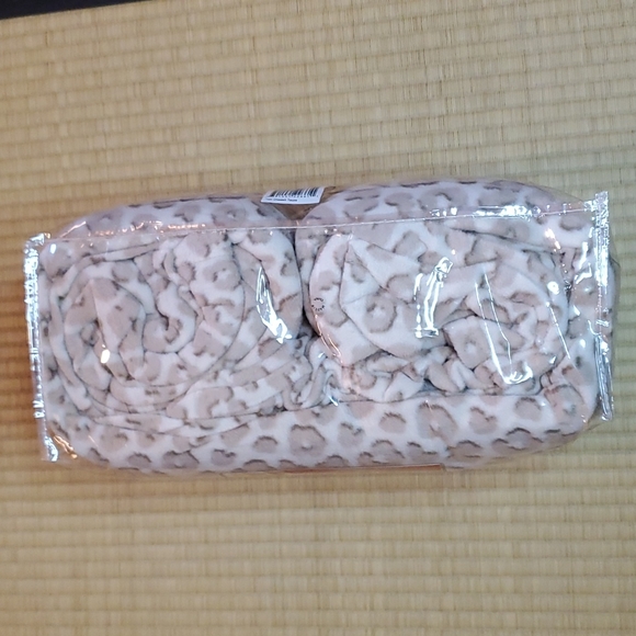 Berkshire Polarfleece Cheetah Twin Sheet Set - Picture 5 of 6